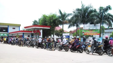 Ilustrasi antrean motor saat mengisi BBM di SPBU. (Foto: web).
