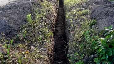 Got di depan rumah tetangga yang harus dinormalisasi.