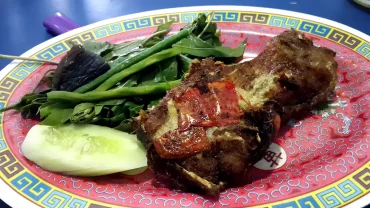 Salah satu menu kesukaan. Modifikasi pepes atau pais patin yang kemudian digoreng. (Foto: Dokumentasi pribadi)