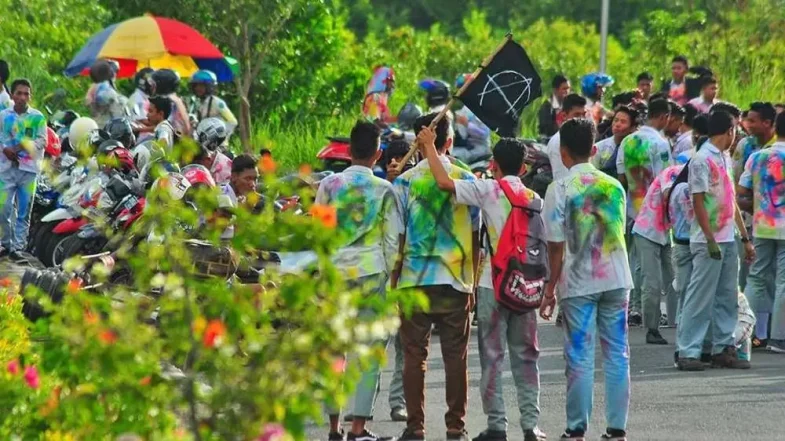 Ilustrasi perayaan kelulusan anak SMA. (Foto: Web)