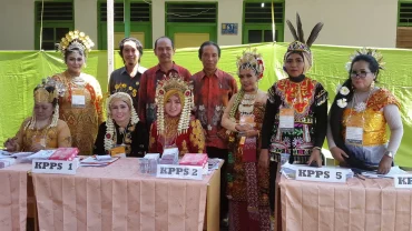 Mengunjungi salah satu TPS di wilayah Kelurahan Mentaos yang seluruh anggota KPPS-nya perempuan dan mengenakan pakaian adat.