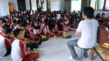 Beragam metode dipergunakan untuk mensosialisasikan Pilkada oleh KPU Kota Banjarbaru, termasuk kepada pemilih pemula. © KPU Kota Banjarbaru, 2015