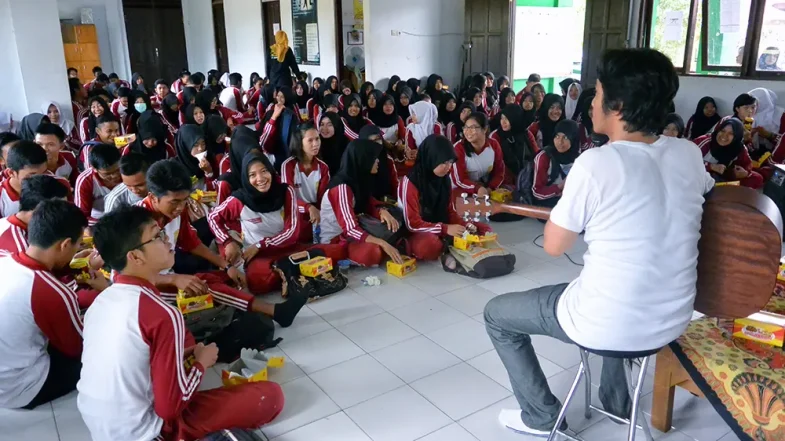 Beragam metode dipergunakan untuk mensosialisasikan Pilkada oleh KPU Kota Banjarbaru, termasuk kepada pemilih pemula. © KPU Kota Banjarbaru, 2015