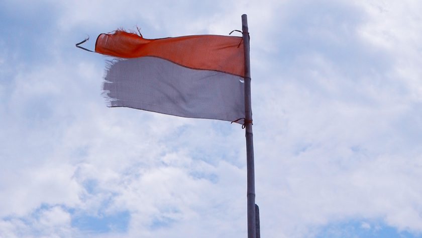 Bendera Merah Putih yang sudah lusuh