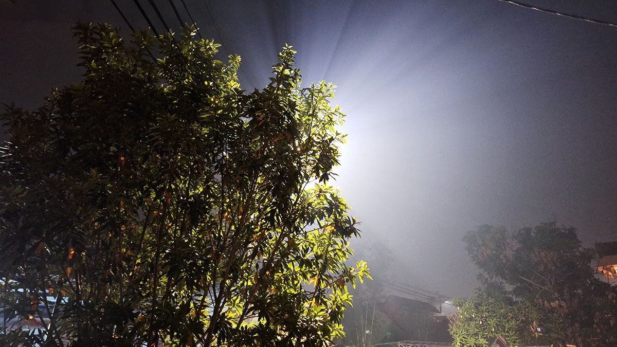 Kabut asap tipis di depan rumah, Kota Banjarbaru.