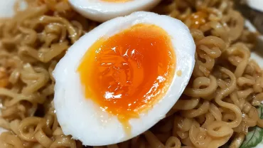 Telur rebus yang paling enak dan sempurna itu adalah yang bagian kuning telurnya tidak matang seluruhnya. &copy; mwahyunz