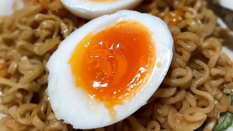 Telur rebus yang paling enak dan sempurna itu adalah yang bagian kuning telurnya tidak matang seluruhnya. © mwahyunz