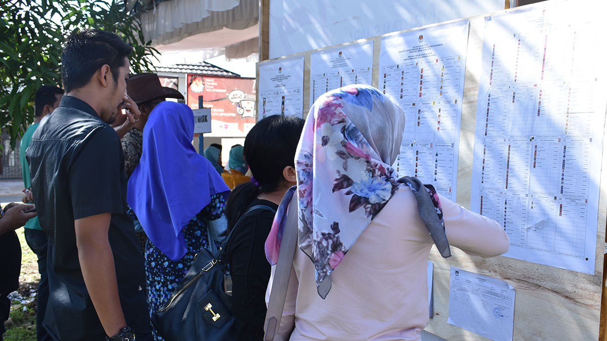 Pemilih sedang mencermati DCT pada Pemilu 2019 di Kota Banjarbaru