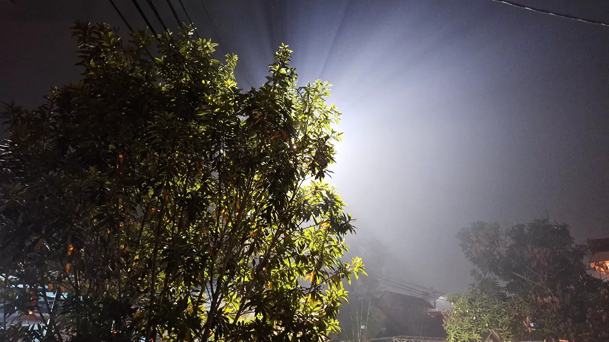 Kabut asap tipis di depan rumah, Kota Banjarbaru.